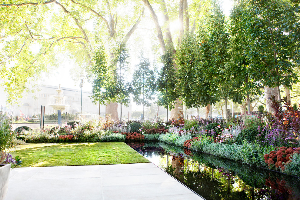 Photo of a contemporary garden in Melbourne.