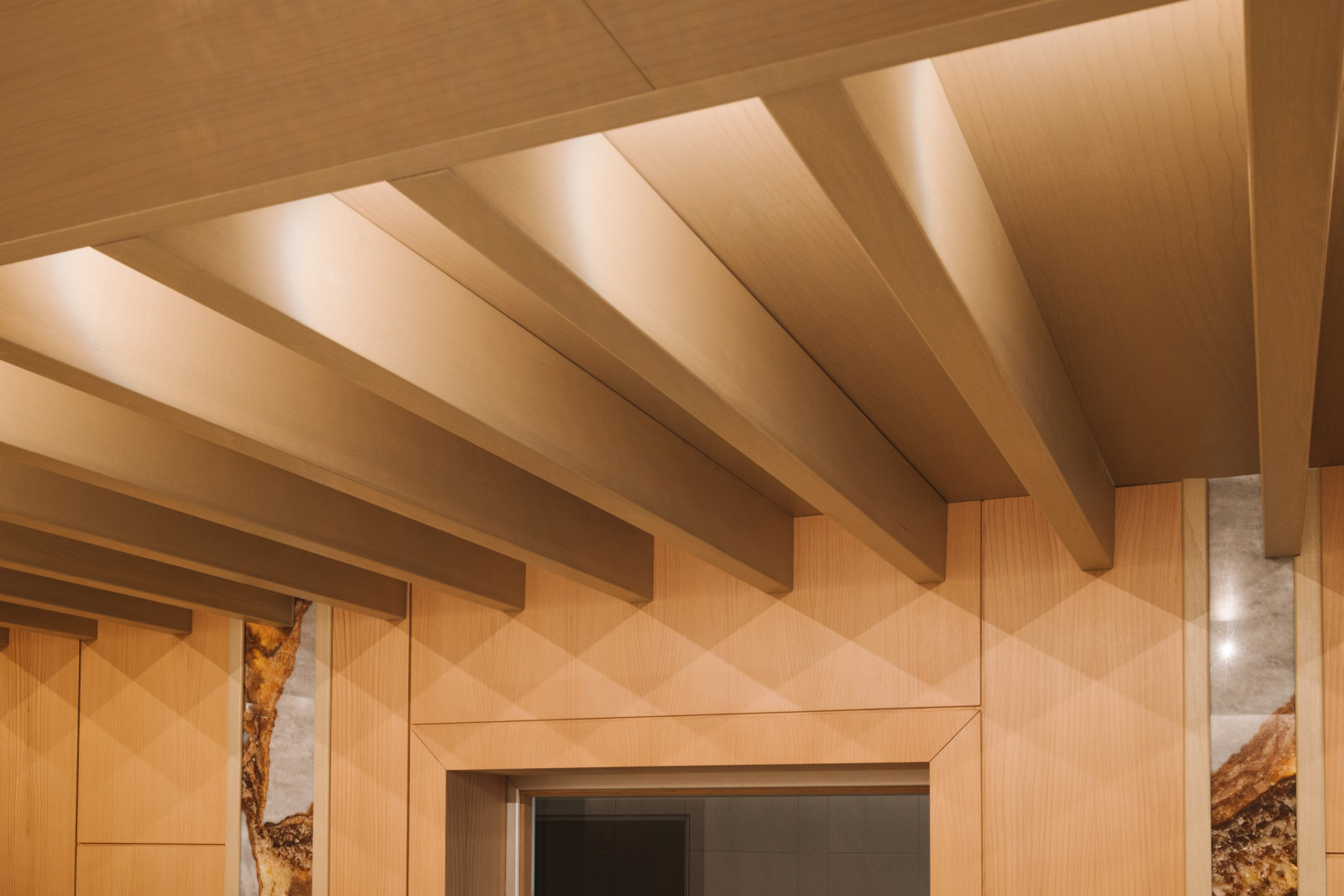 Потолочные балки с подсветкой.