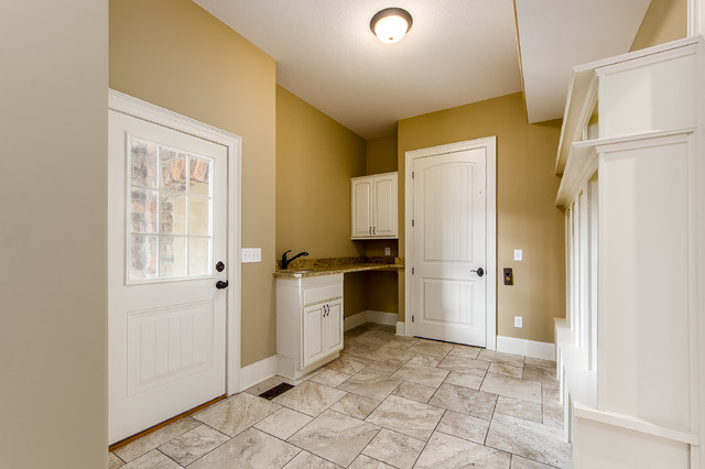 Example of a transitional home design design in Columbus