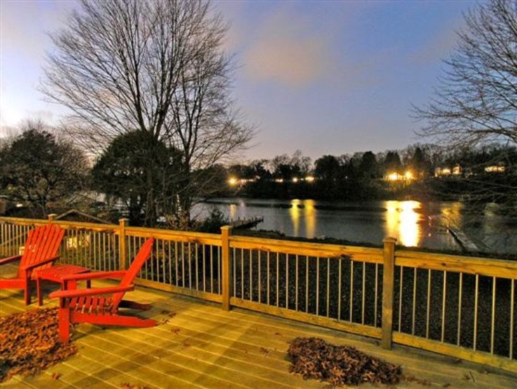This is an example of a traditional deck in Grand Rapids.