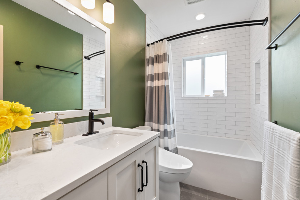 Idée de décoration pour une petite salle de bain avec des portes de placard blanches, une baignoire d'angle, un combiné douche/baignoire, un bidet, un carrelage blanc, des carreaux de céramique, un mur vert, un sol en carrelage de porcelaine, un lavabo encastré, un sol gris, une cabine de douche avec un rideau, un plan de toilette blanc, meuble simple vasque et meuble-lavabo encastré.