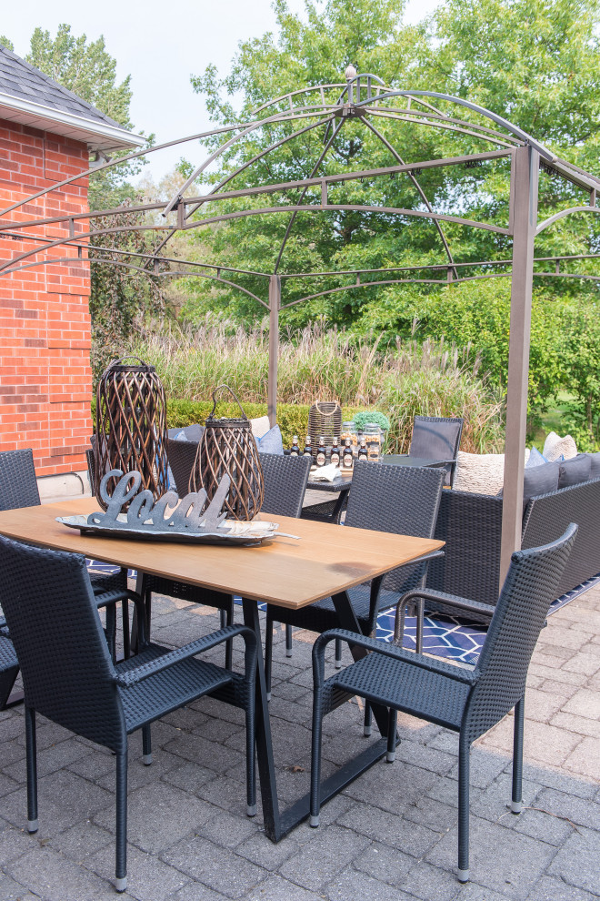 Inspiration for a transitional home design remodel in Toronto