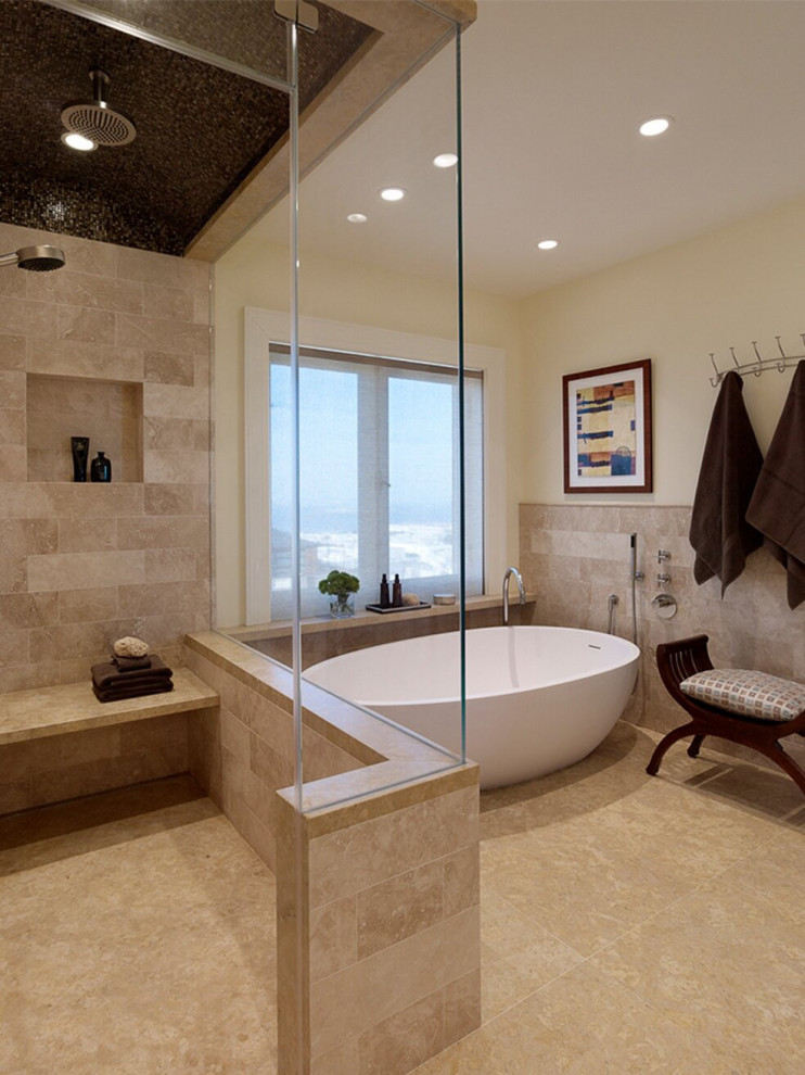 Inspiration för klassiska en-suite badrum, med ett fristående badkar, en hörndusch, beige kakel, beige väggar, beiget golv och med dusch som är öppen
