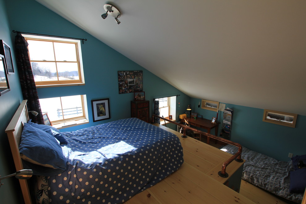 Foto di una piccola camera degli ospiti tradizionale con pareti blu, parquet chiaro e nessun camino