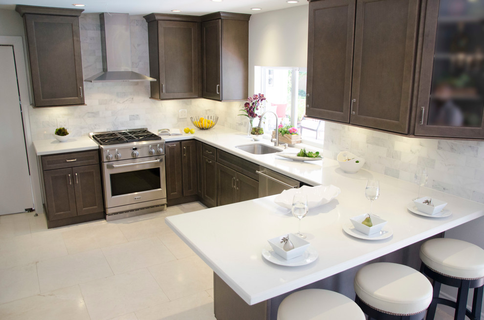 Example of a mid-sized transitional u-shaped enclosed kitchen design in Miami with an undermount sink, flat-panel cabinets, gray cabinets, quartz countertops, white backsplash, subway tile backsplash and stainless steel appliances
