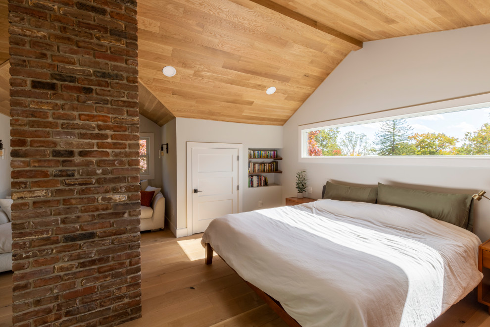 Свежая идея для дизайна: большая хозяйская спальня в стиле ретро с серыми стенами, полом из керамогранита, серым полом и деревянным потолком - отличное фото интерьера