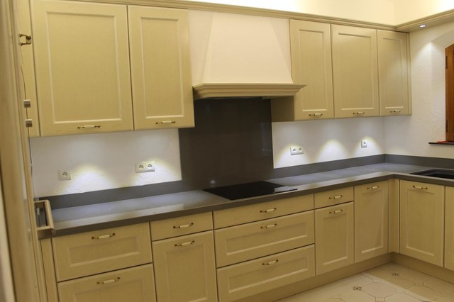 Cuisine ch&ecirc;ne massif laqu&eacute; &agrave; cadre et plan quartz klassisch-kueche