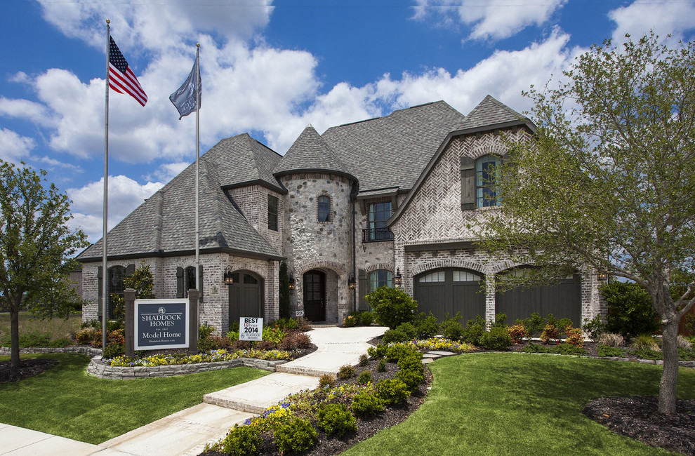 Elegant exterior home photo in Dallas