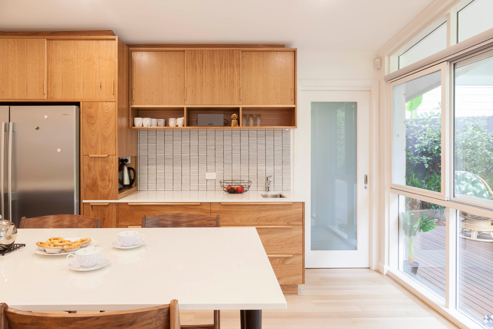 Design ideas for a midcentury kitchen in Melbourne.