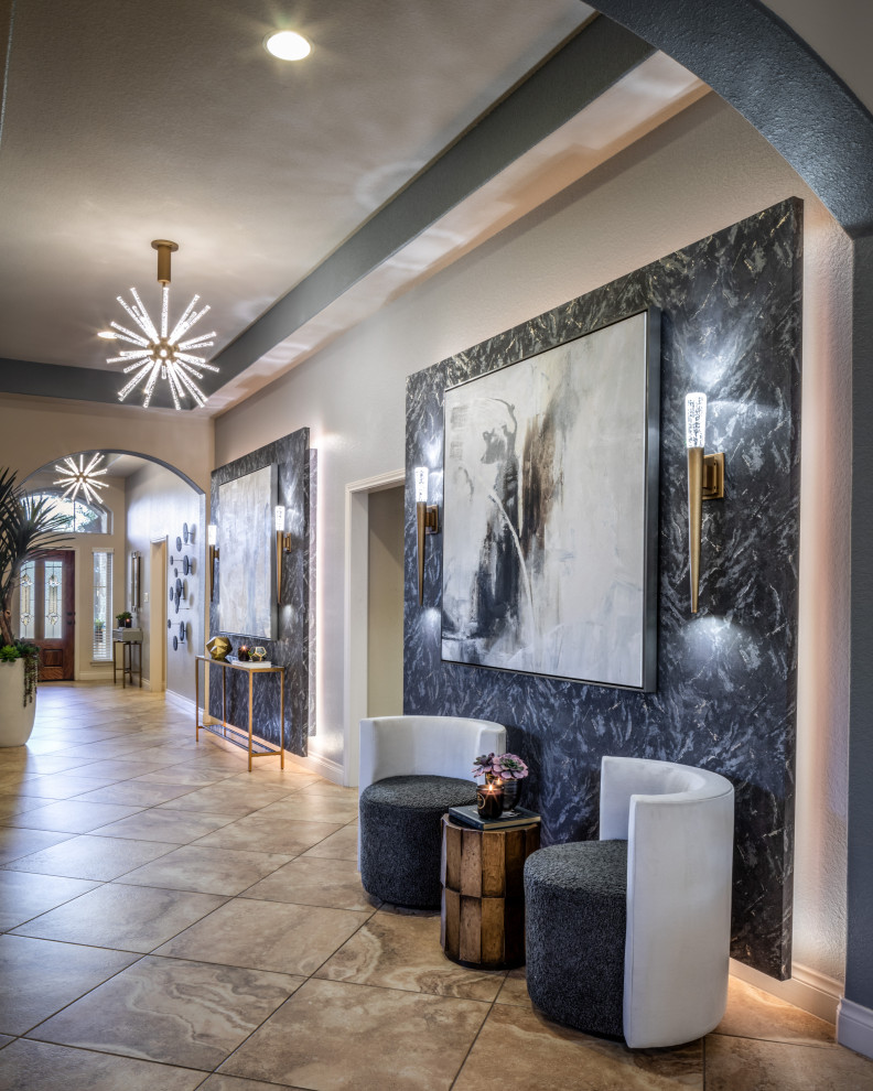 Foto di un corridoio minimalista di medie dimensioni con pareti grigie, pavimento con piastrelle in ceramica, una porta singola, una porta in legno scuro, pavimento beige e carta da parati