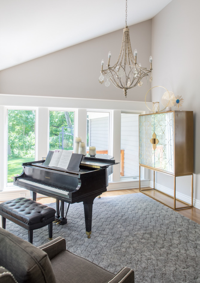 Mittelgroßes, Abgetrenntes Modernes Musikzimmer mit braunem Holzboden und grauer Wandfarbe in Cedar Rapids