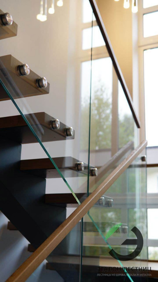 Лестница на металлическом монокосоуре со стеклянными перилами
