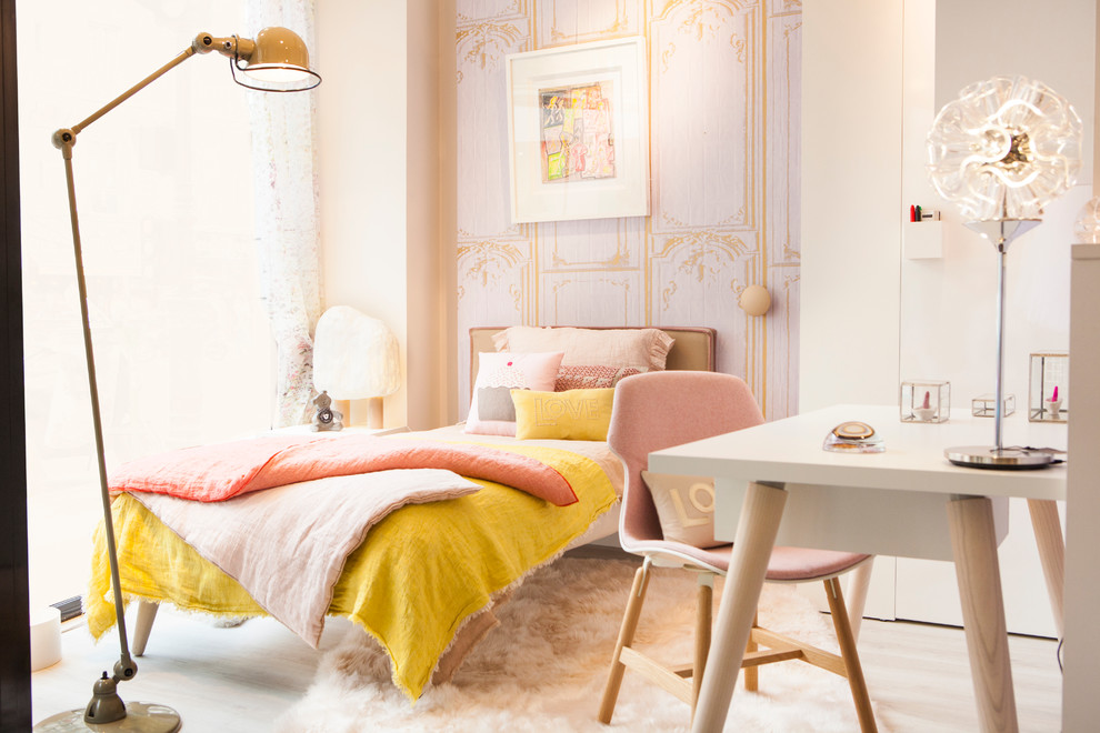 Exemple d'une grande chambre d'enfant scandinave avec un bureau, un mur blanc et parquet clair.