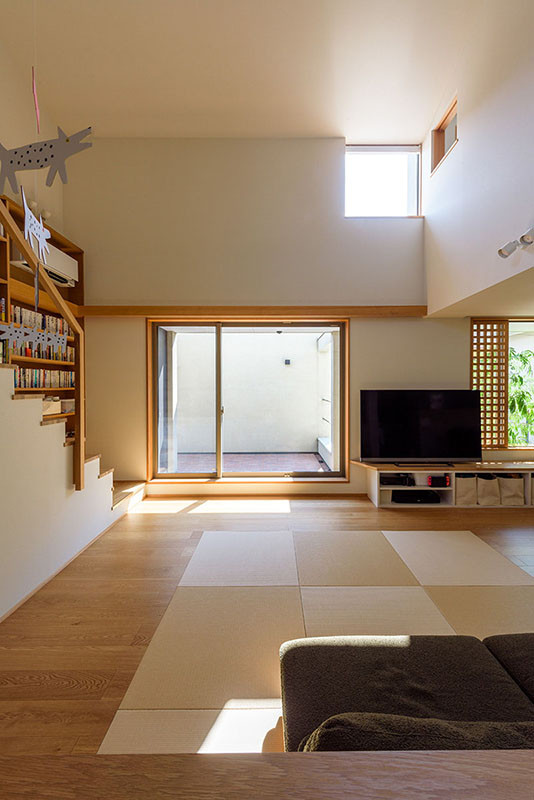Offenes Wohnzimmer mit weißer Wandfarbe, Tatami-Boden, Tapetendecke und Tapetenwänden in Sonstige