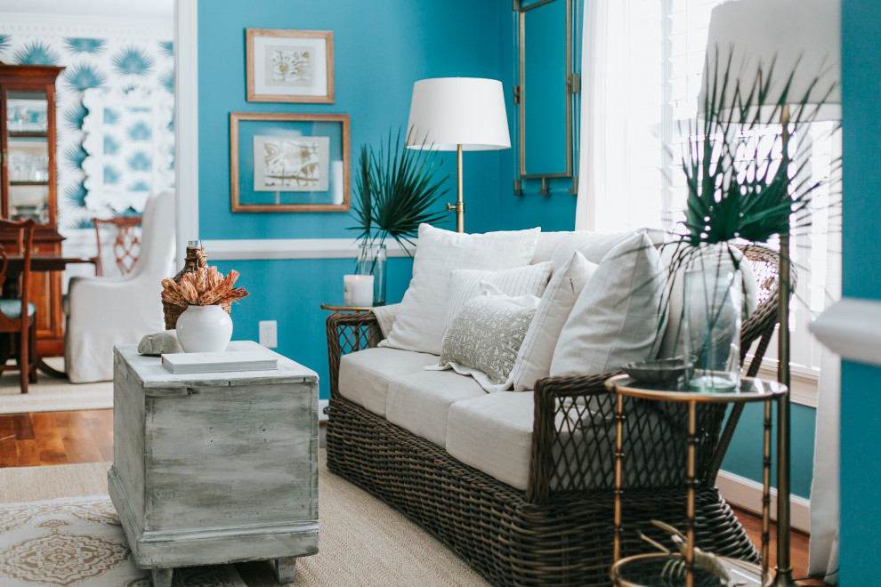 Esempio di un soggiorno stile marinaro di medie dimensioni con pareti blu