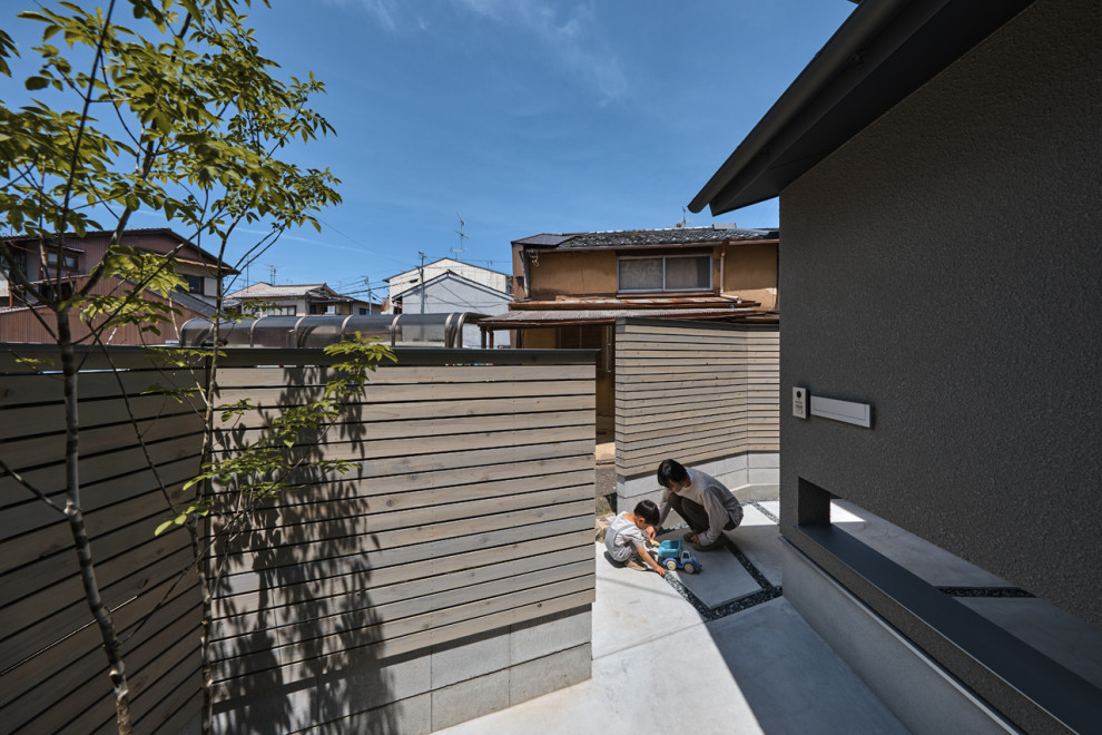 京都にあるミッドセンチュリースタイルのおしゃれな家の外観の写真