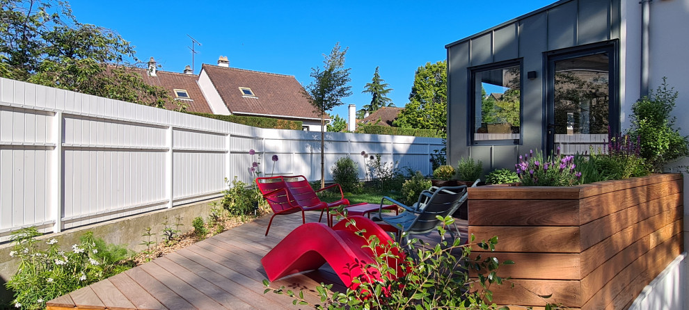 Aménagement d'un grand jardin avant contemporain.