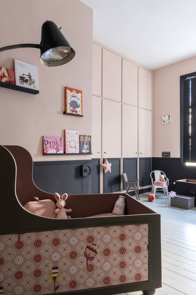 This is an example of a midcentury kids' room in Paris.