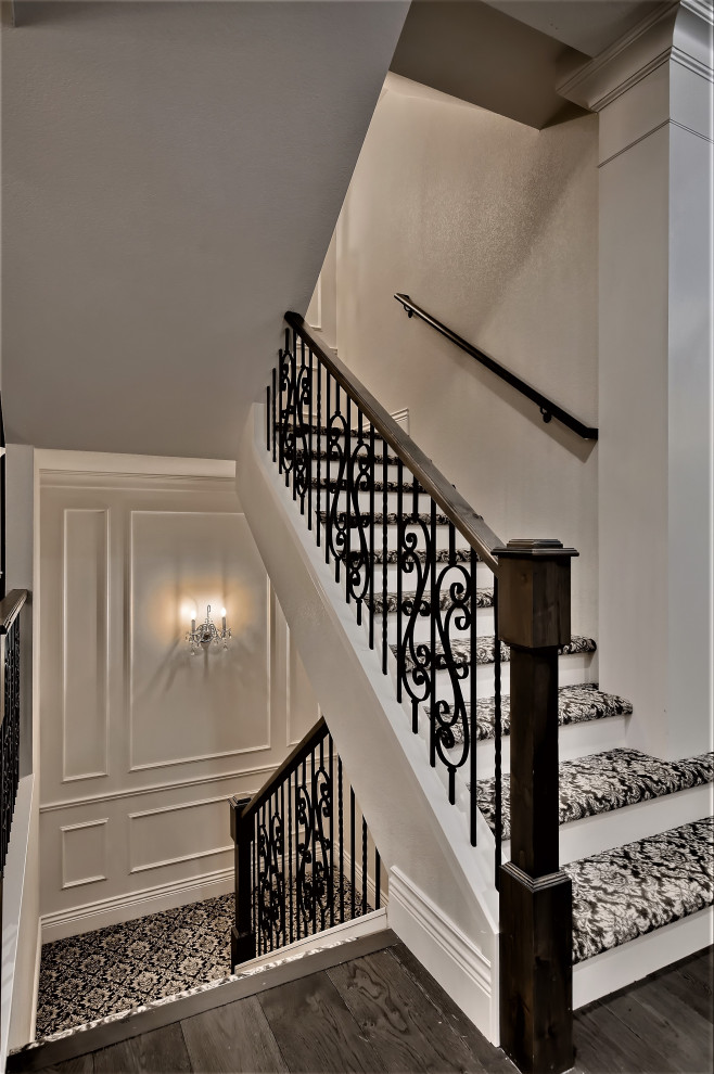 Идея дизайна: п-образная лестница среднего размера в викторианском стиле с ступенями с ковровым покрытием, крашенными деревянными подступенками, деревянными перилами и панелями на части стены