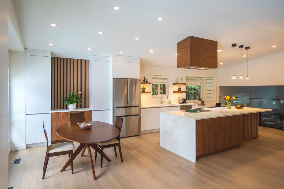 Esempio di un cucina con isola centrale design di medie dimensioni con ante in legno scuro, parquet chiaro e soffitto a volta