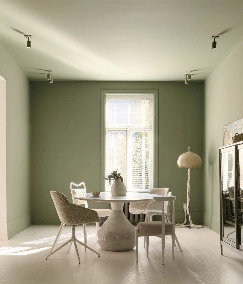Dining room - dining room idea in Montreal