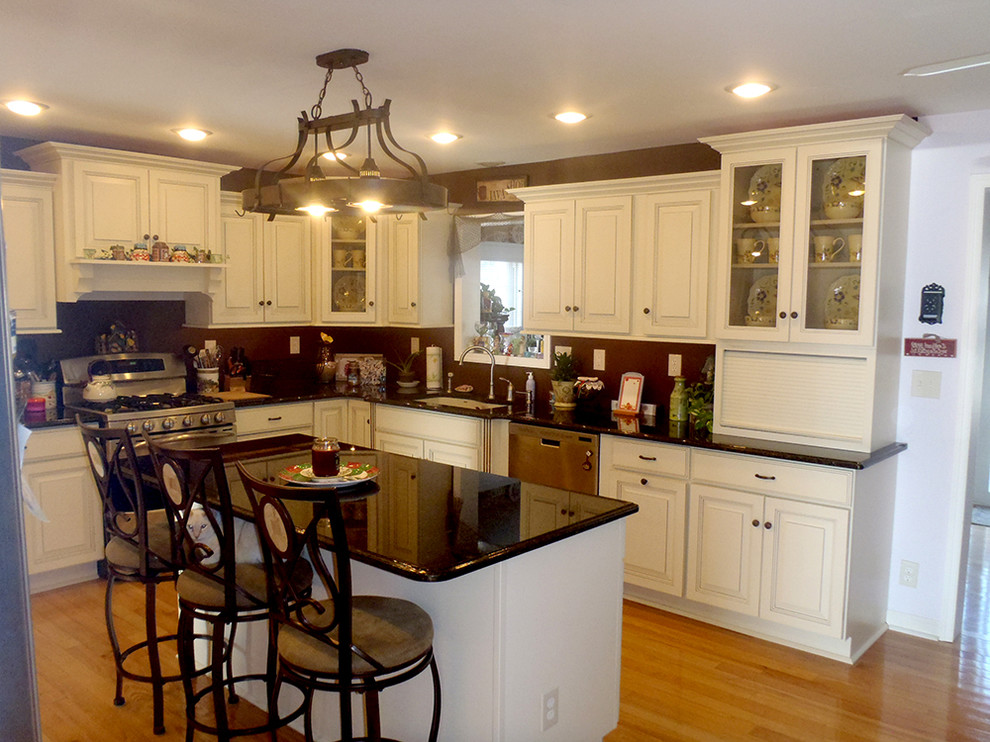 Traditional White Kitchen with Island - Traditional - Kitchen - Philadelphia - by CliqStudios