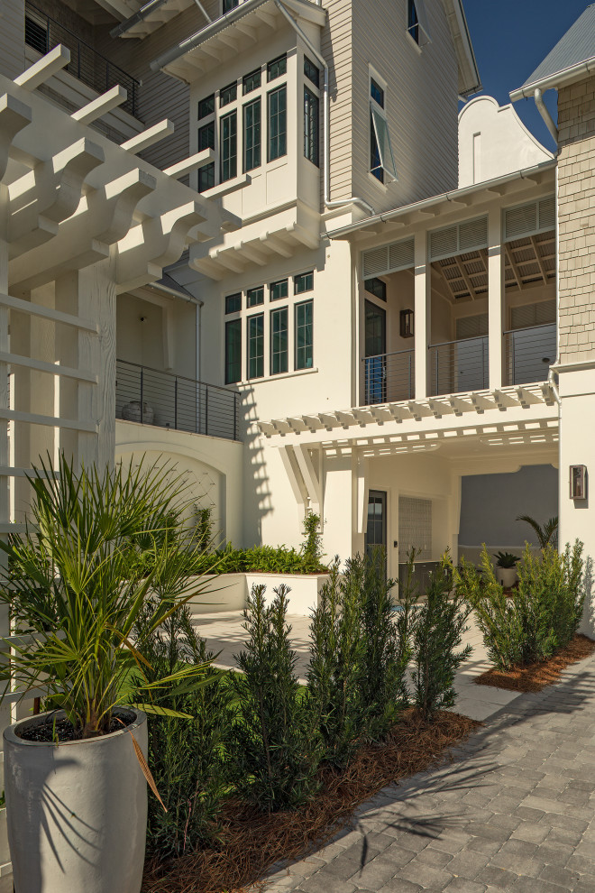 Exemple d'une grande façade de maison grise bord de mer en bardeaux à trois étages et plus avec un revêtement mixte et un toit à deux pans.