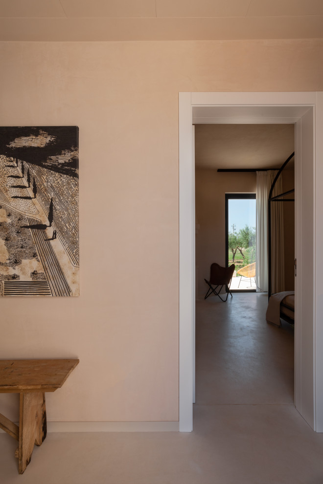 Ejemplo de recibidores y pasillos mediterráneos con paredes beige, suelo de terrazo, suelo beige y bandeja