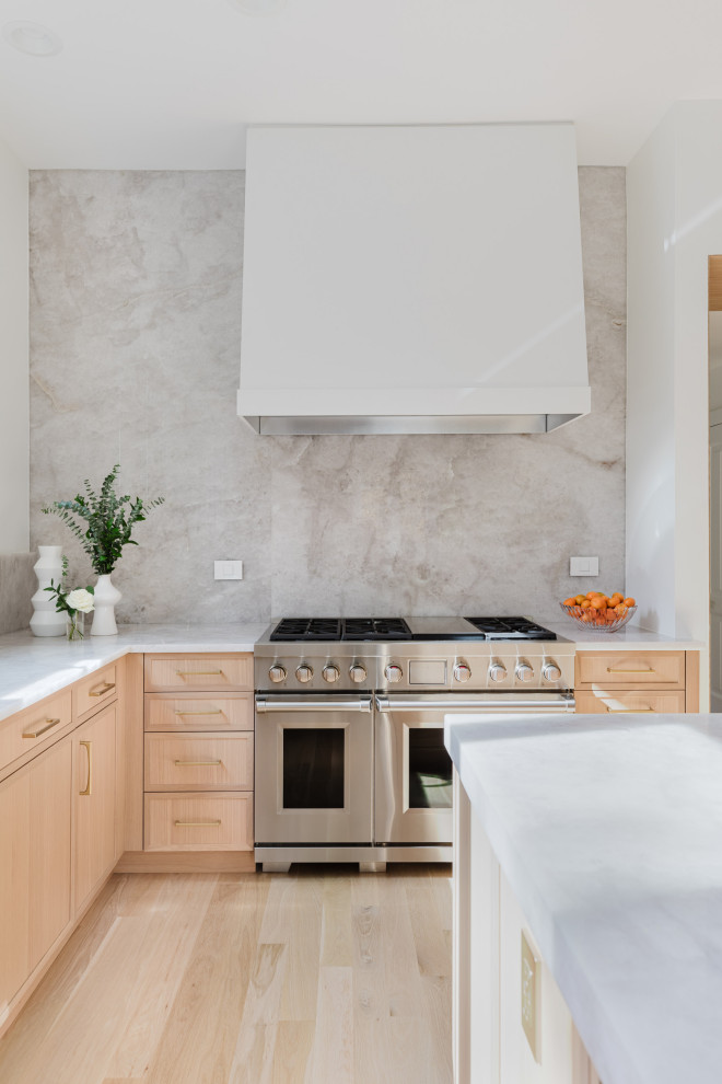 Soft Neutral Range Wall with Stone Slab Backsplash