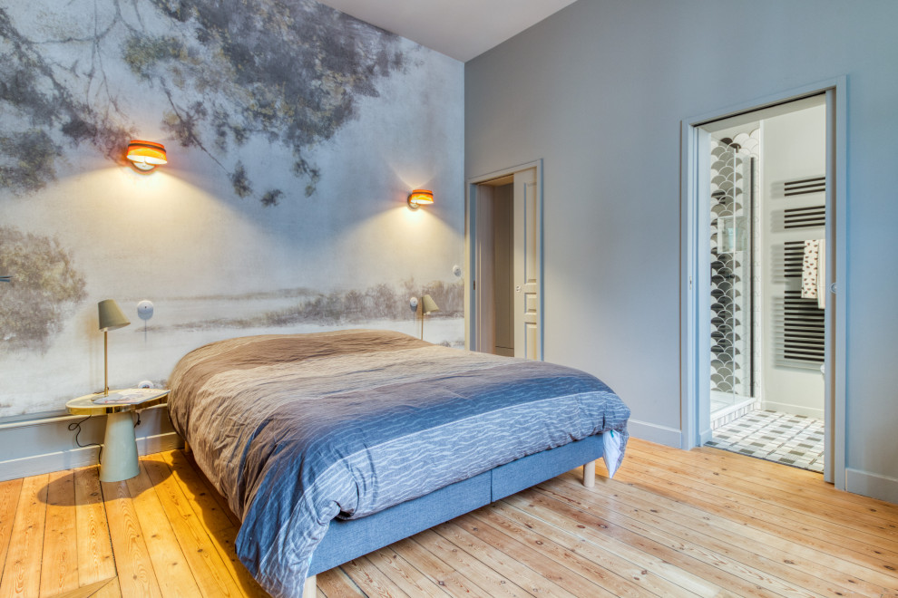 Idee per una camera matrimoniale chic di medie dimensioni con pareti blu, parquet chiaro e pavimento beige