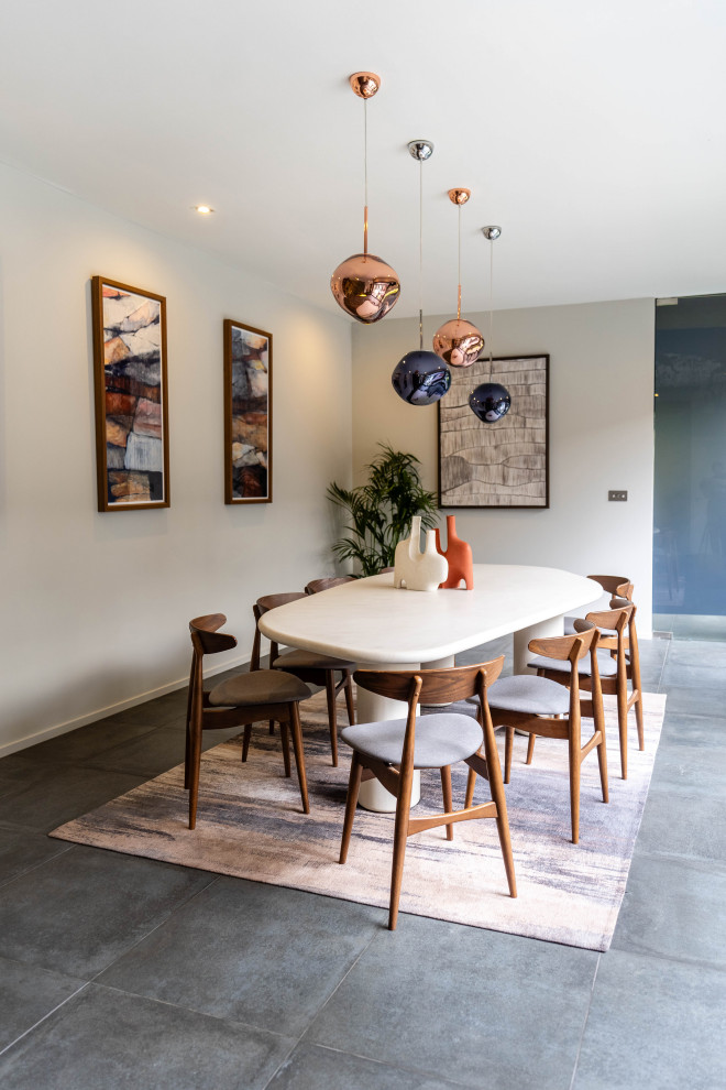 Стильный дизайн: гостиная-столовая в стиле модернизм с серыми стенами, полом из керамической плитки и серым полом - последний тренд