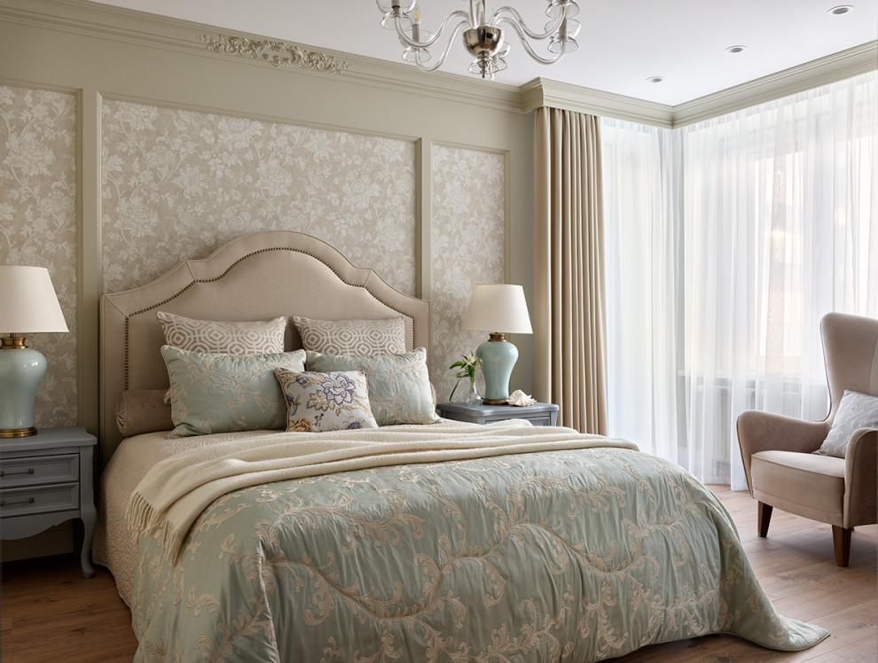 На фото: большая хозяйская, серо-белая спальня в классическом стиле с серыми стенами, полом из ламината, коричневым полом, обоями на стенах и зонированием шторами с