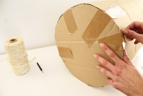 DIY : Fabriquez une cabane pour votre chat avec griffoir intégré