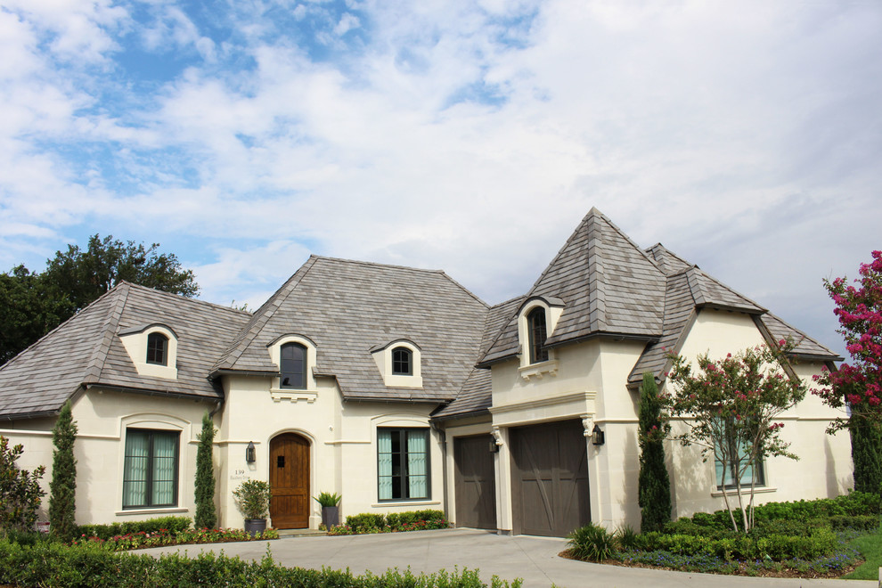 Design ideas for a mid-sized traditional one-storey exterior in Dallas with stone veneer.