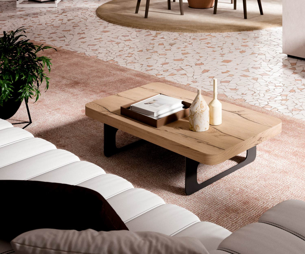 Modelo de sala de estar abierta minimalista de tamaño medio sin chimenea y televisor con suelo de baldosas de porcelana y suelo blanco