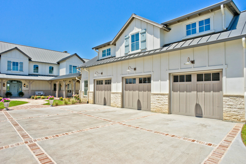 This is an example of a country garage in Dallas.