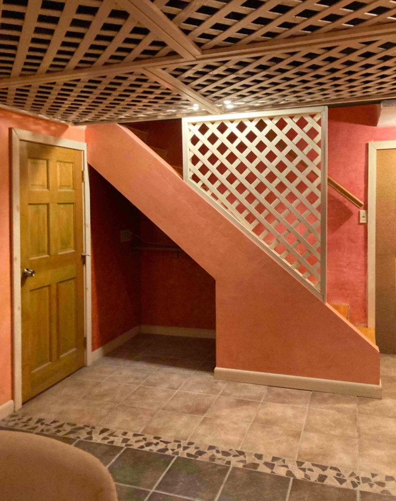 Esempio di una grande taverna eclettica seminterrata con home theatre, pareti rosa, pavimento in gres porcellanato e pavimento marrone
