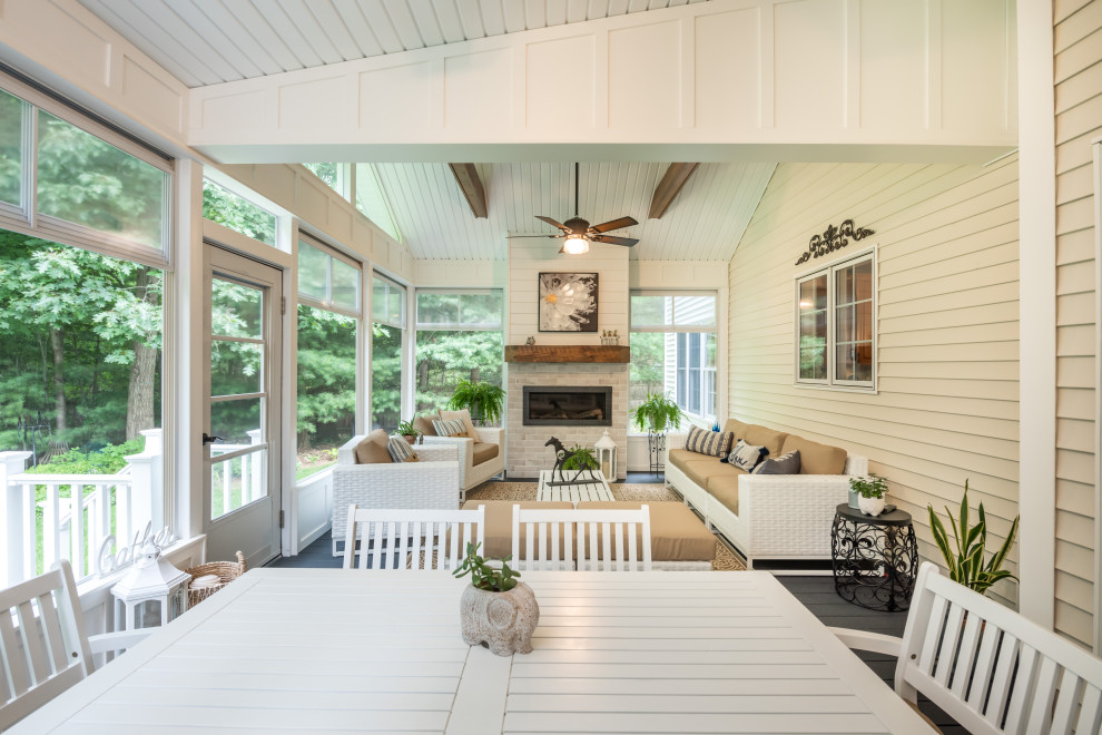 Ispirazione per una grande veranda con stufa a legna, cornice del camino piastrellata, soffitto classico e pavimento blu
