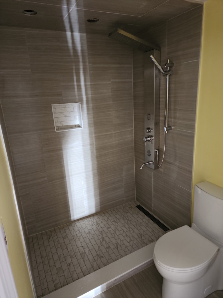 Mid-sized traditional bathroom in Other with shaker cabinets, white cabinets, a double shower, a one-piece toilet, yellow walls, ceramic floors, quartzite benchtops, a sliding shower screen, a niche, a single vanity and a freestanding vanity.
