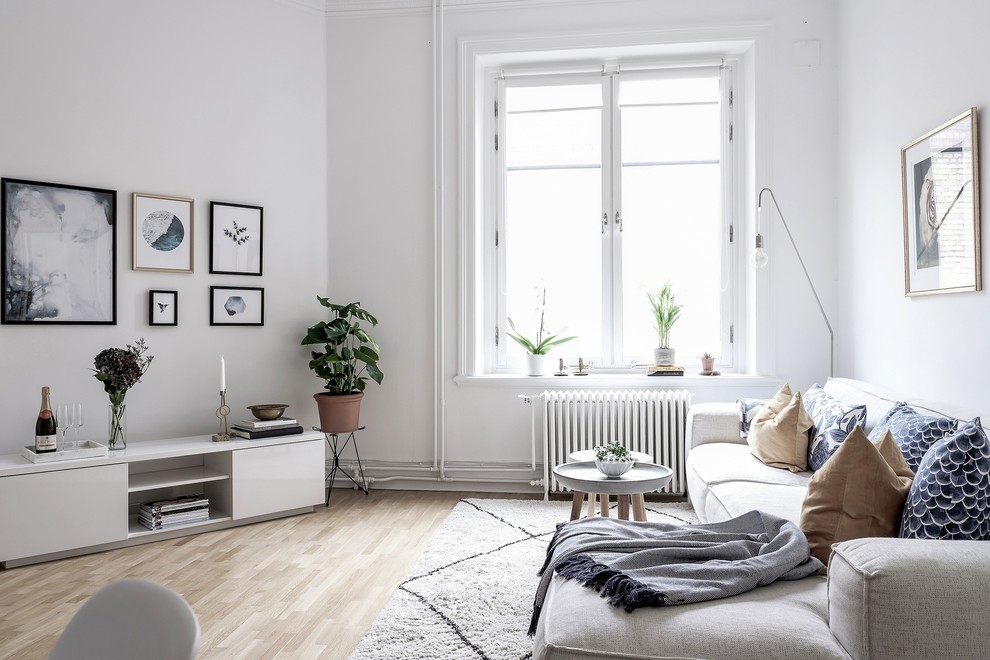 This is an example of a transitional living room in Gothenburg.