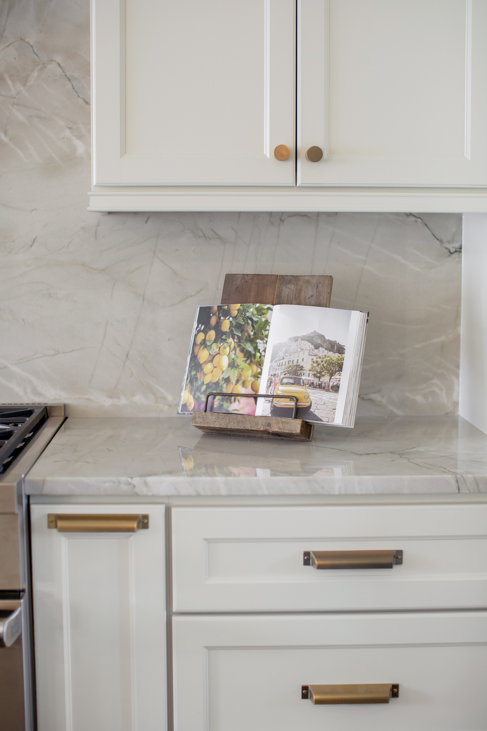 WOODSTOCK neutral transitional kitchen