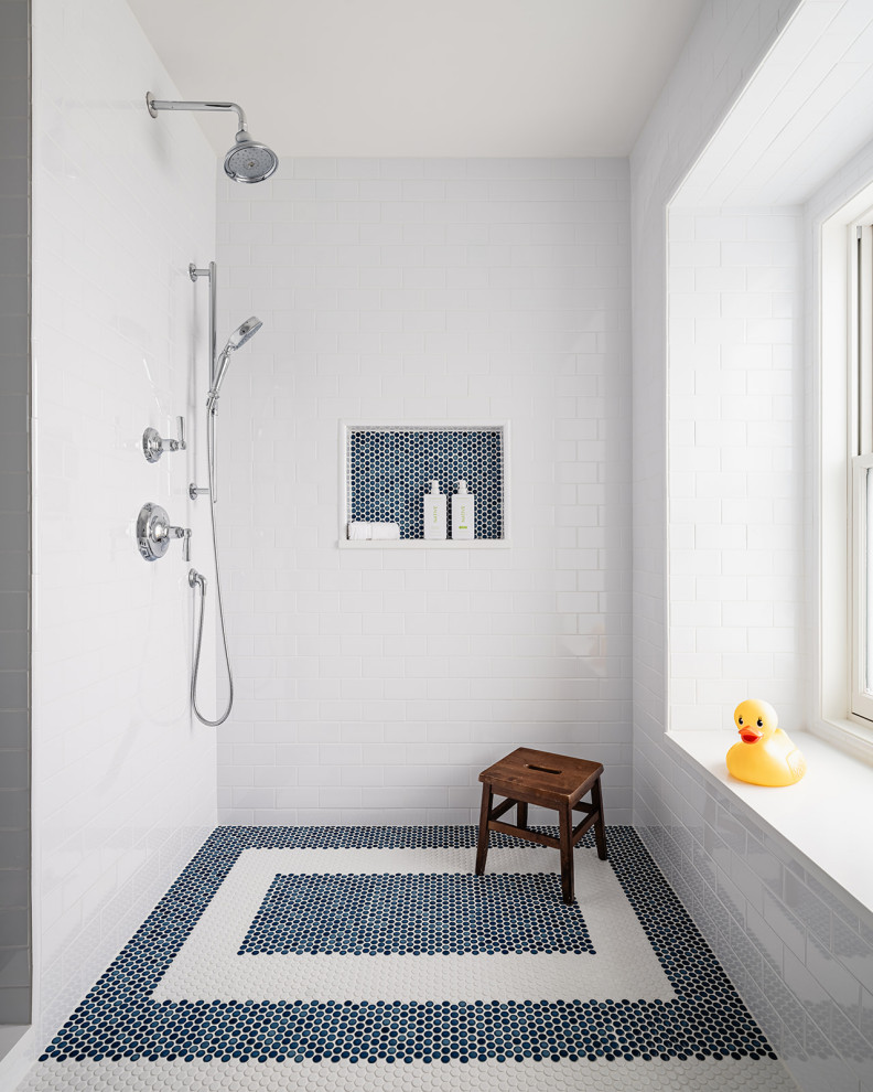 Пример оригинального дизайна: большая детская ванная комната в классическом стиле с фасадами в стиле шейкер, синими фасадами, ванной в нише, двойным душем, писсуаром, белой плиткой, плиткой кабанчик, белыми стенами, полом из мозаичной плитки, раковиной с несколькими смесителями, синим полом, душем с распашными дверями, сиденьем для душа, тумбой под две раковины и встроенной тумбой