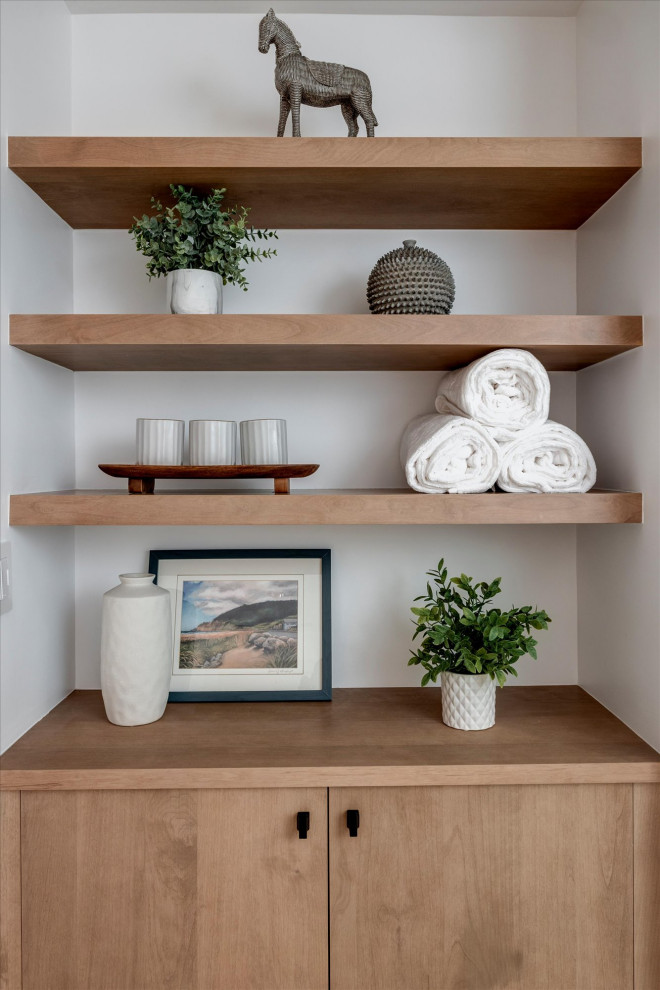 Example of a transitional home design design in Seattle