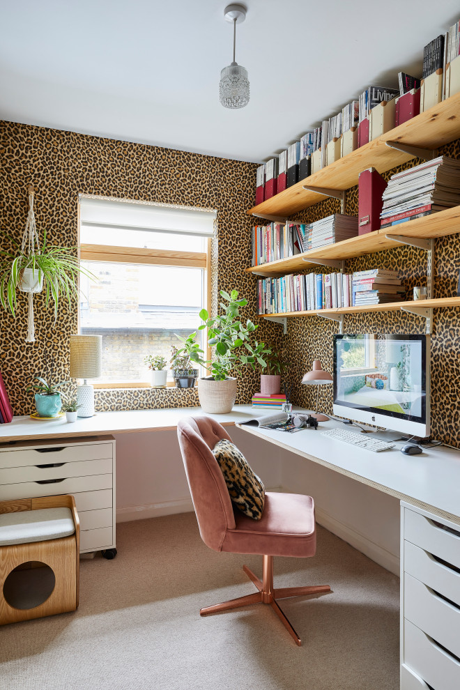 Стильный дизайн: кабинет в современном стиле с разноцветными стенами, ковровым покрытием, встроенным рабочим столом, бежевым полом и обоями на стенах без камина - последний тренд