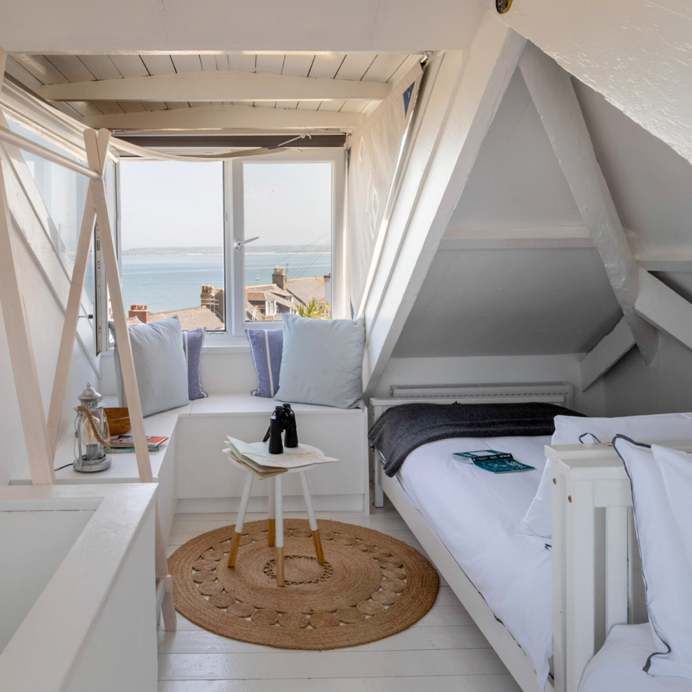 Стильный дизайн: маленькая гостевая спальня (комната для гостей) в морском стиле с белыми стенами, деревянным полом, белым полом и сводчатым потолком для на участке и в саду - последний тренд