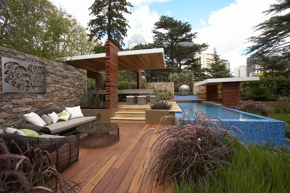 This is an example of a mid-sized contemporary backyard garden in Melbourne with a water feature.