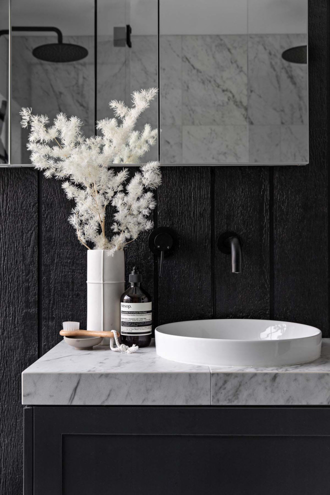 Идея дизайна: ванная комната в стиле лофт с черными фасадами, двойным душем, белой плиткой, мраморной плиткой, мраморным полом, столешницей из плитки, нишей, тумбой под одну раковину и панелями на стенах