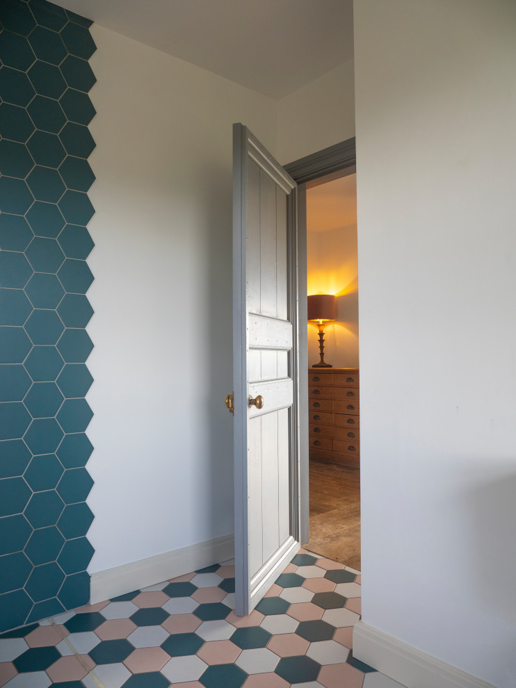 Ispirazione per una stanza da bagno country con piastrelle blu, piastrelle in gres porcellanato, pavimento in gres porcellanato e pavimento multicolore