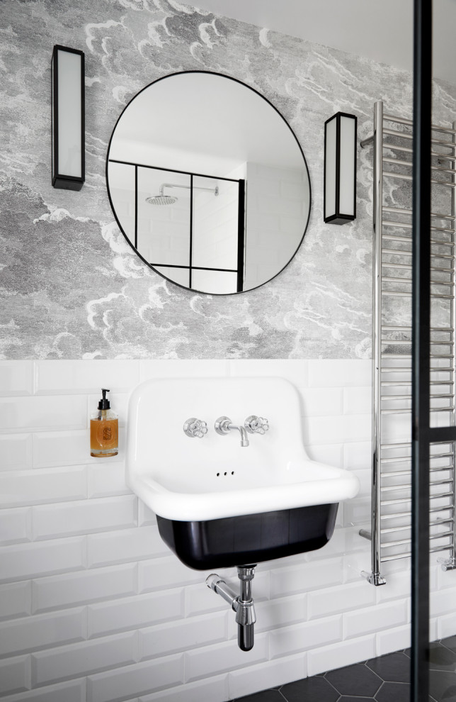 サリーにある高級な中くらいなヴィクトリアン調のおしゃれなトイレ・洗面所 (一体型トイレ	、セラミックタイル、黒い壁、セラミックタイルの床、壁付け型シンク、黒い床、壁紙) の写真
