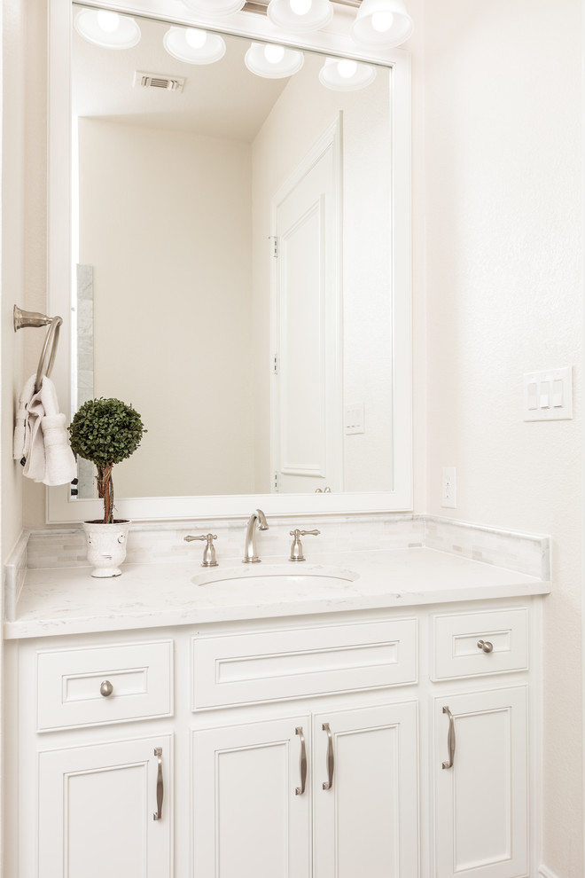 This is an example of a mid-sized transitional bathroom in Dallas.